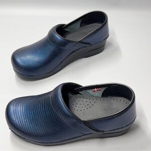 SANITA Women’s Size 36 size 5.5 blue metallic Slip On Clogs